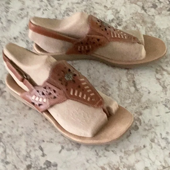 Earth Origins Leather Thong Sandals 11M back strap. Ex. condition. - Picture 3 of 4